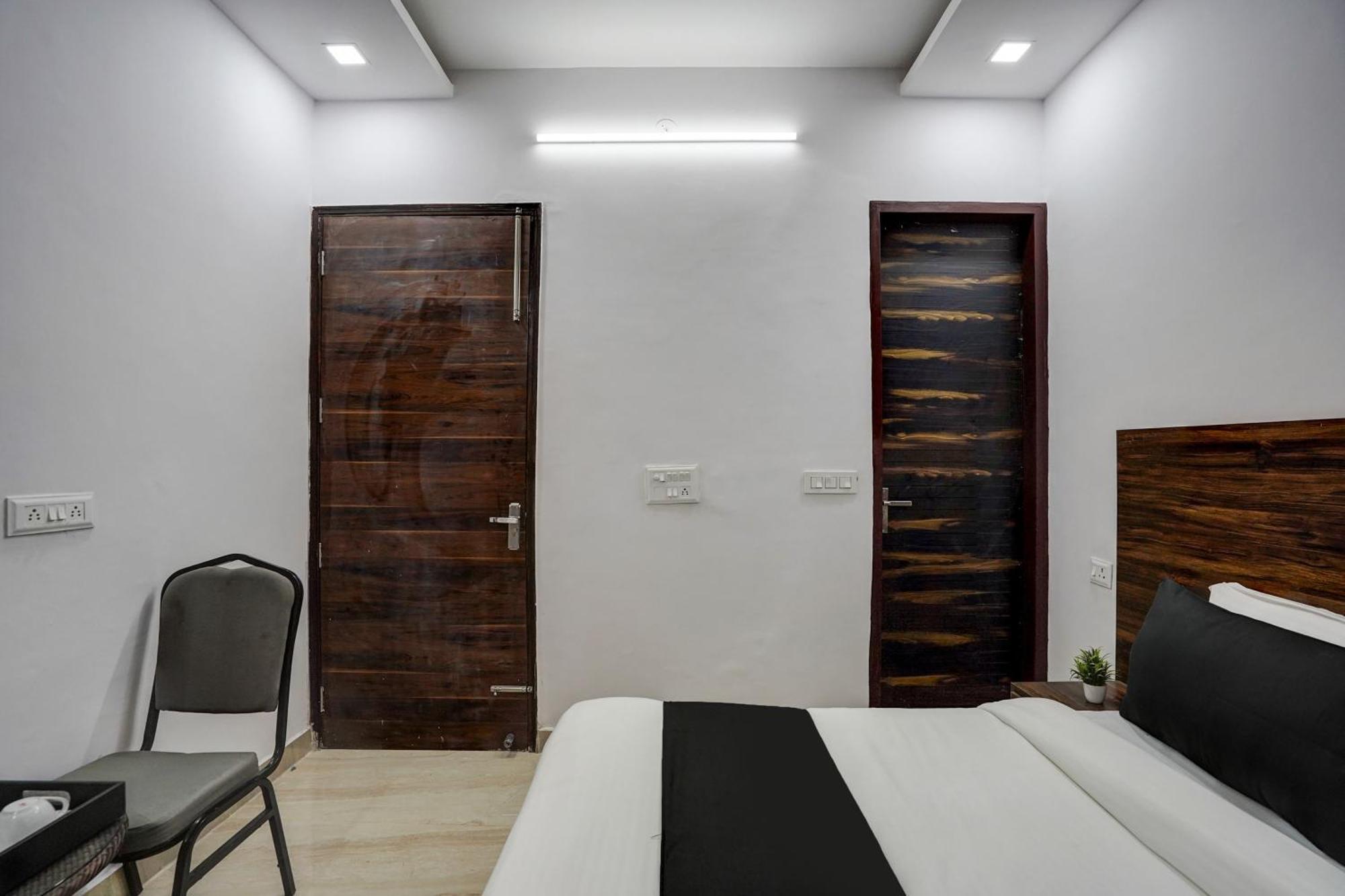Townhouse Cloud Bay Hotel Gurgaon Exterior photo