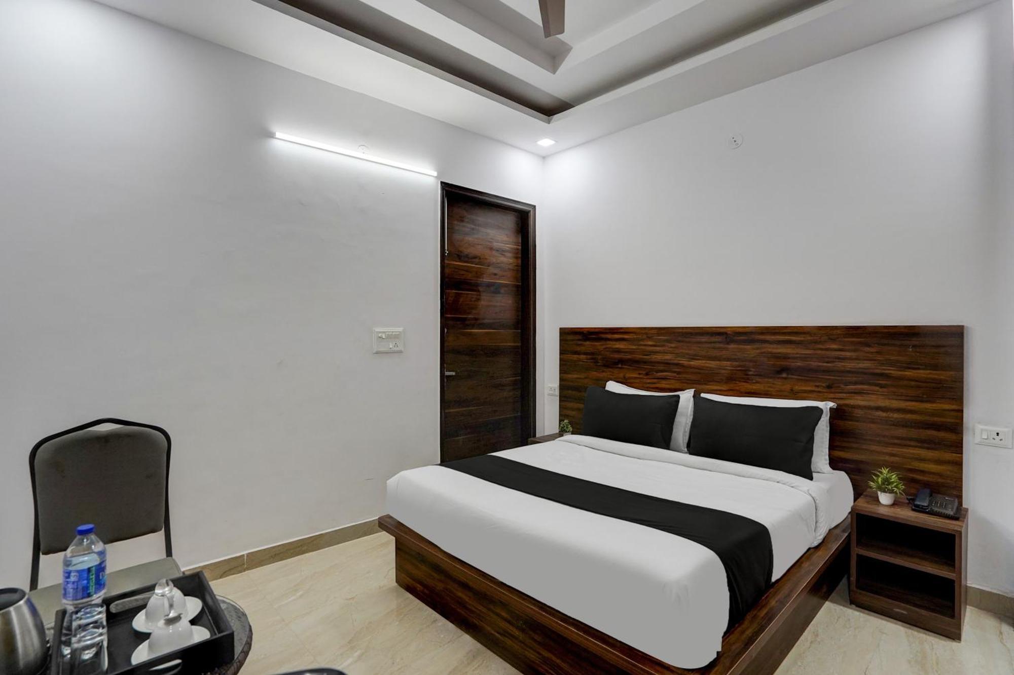 Townhouse Cloud Bay Hotel Gurgaon Exterior photo
