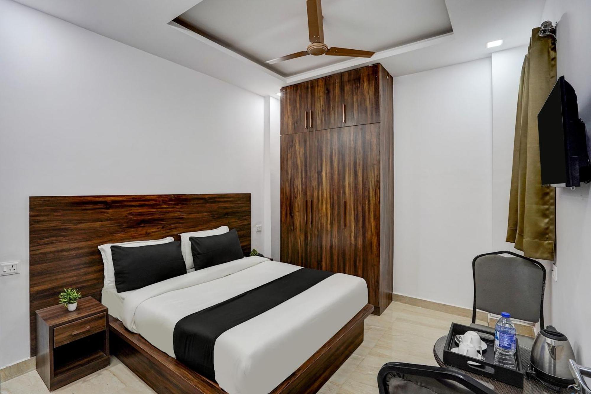 Townhouse Cloud Bay Hotel Gurgaon Exterior photo