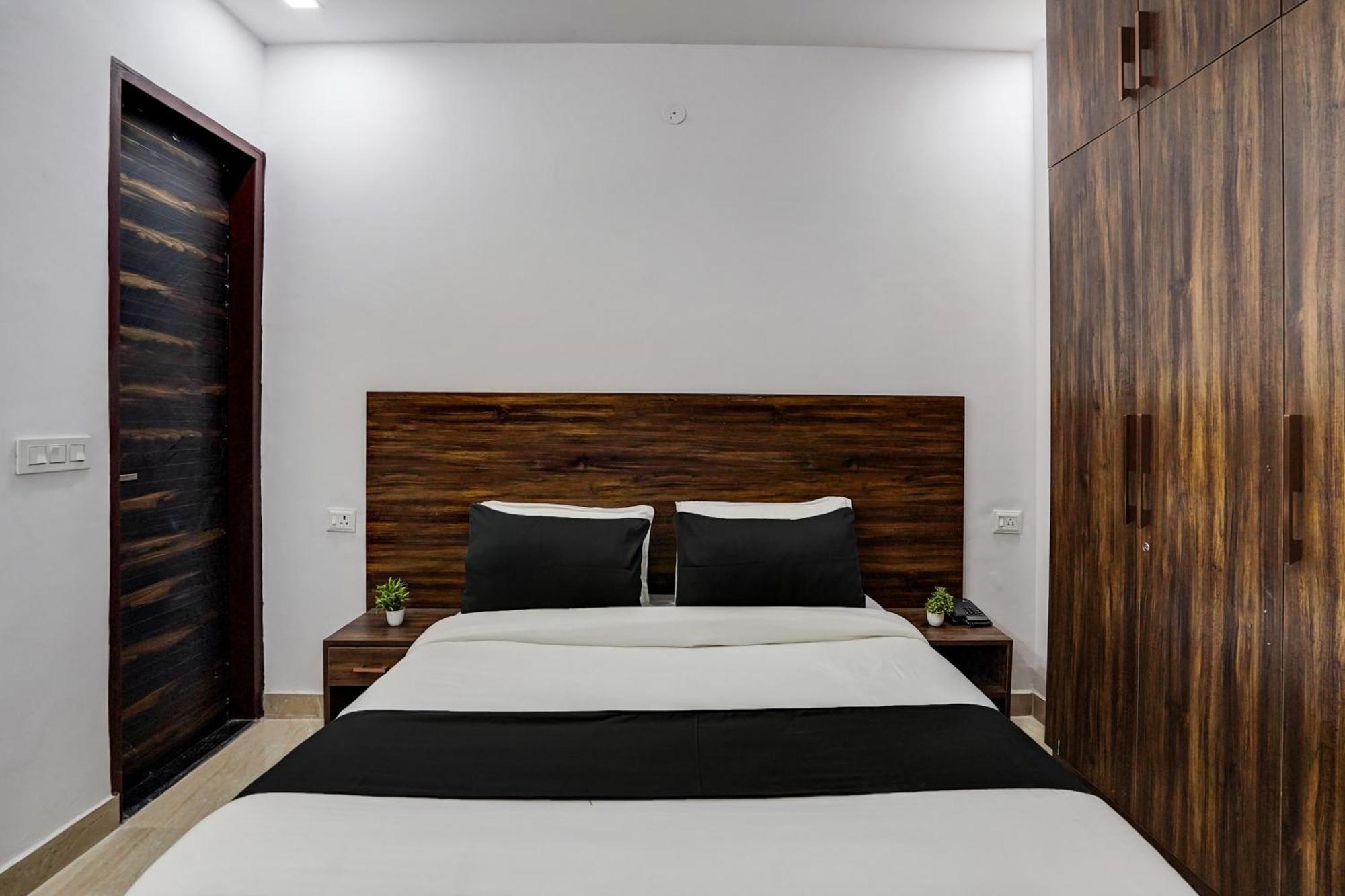 Townhouse Cloud Bay Hotel Gurgaon Exterior photo