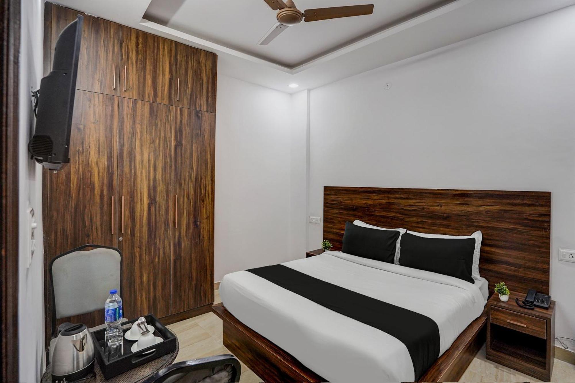 Townhouse Cloud Bay Hotel Gurgaon Exterior photo