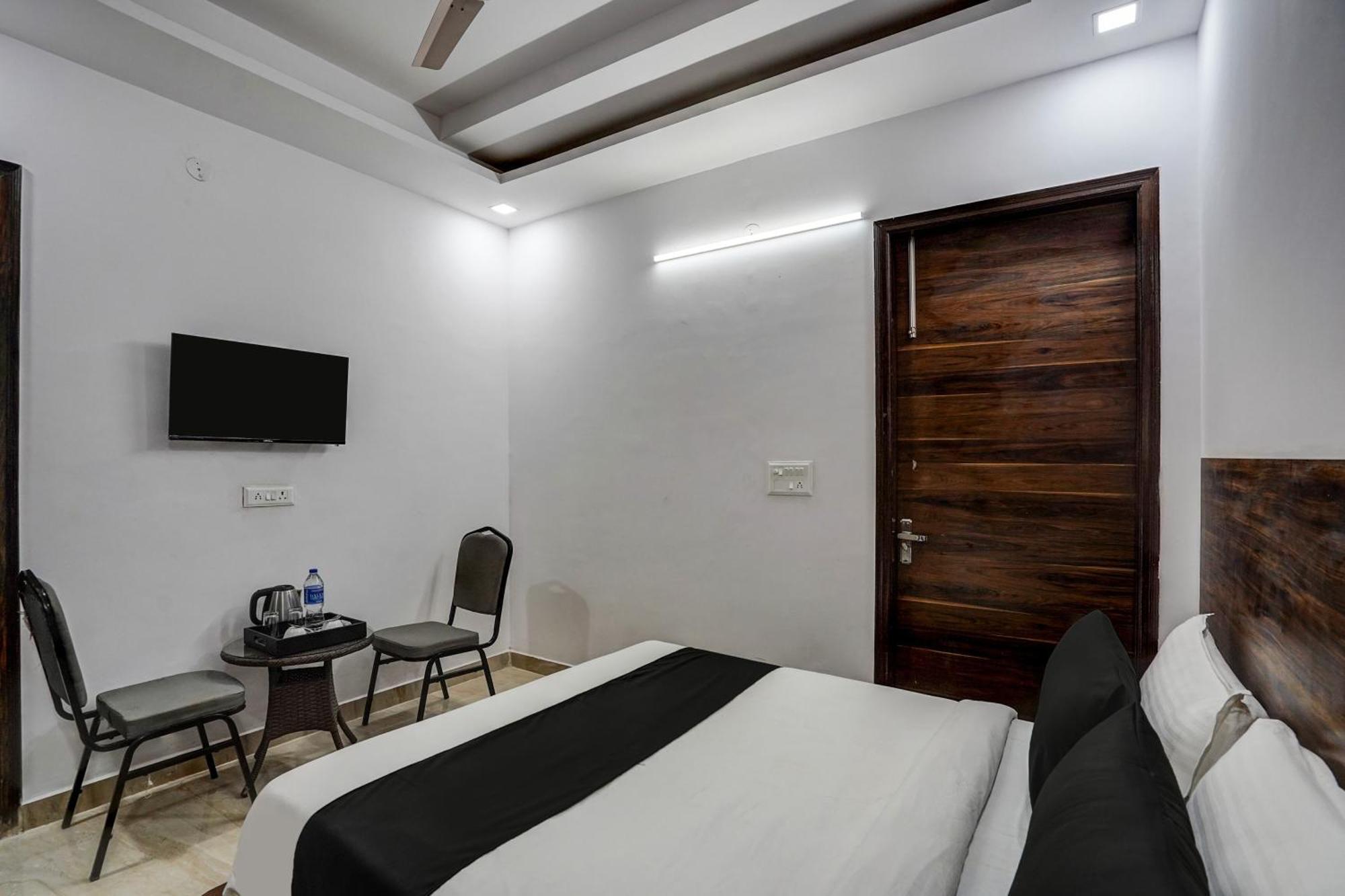 Townhouse Cloud Bay Hotel Gurgaon Exterior photo